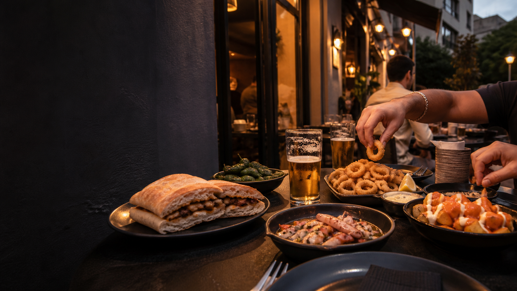 Mesa de tapas y cerveza en la terraza de Batumi Gastrobar
